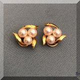 J23. Mikimoto 18K gold and pearl earrings.